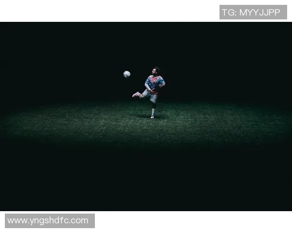 球鞋与绿茵传奇交织看足球球星如何引领潮流与激情